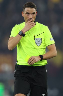 Roma, İtalya 6.03.2025: hakem Sandro Schrer Uefa Avrupa Ligi 2024-2025, 16. Round, AS Romanlar ve Athletic Club Bilbao arasında Roma Olimpiyat Stadyumu 'nda oynanan futbol karşılaşmasında görev aldı.