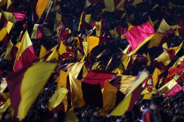 Roma, İtalya 6.03.2025: Uefa Avrupa Ligi 2024-2025, 16. Round, AS Romanlar Atletizm Kulübü Bilbao 'ya karşı Roma Olimpiyat Stadyumu' nda oynanan futbol karşılaşması sırasında Roman taraftarlar bayraklarını salladı.