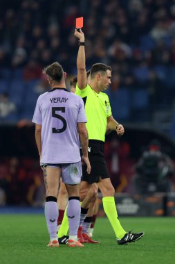 Roma, İtalya 6.03.2025: hakem Sandro Scharer, Bilbao 'lu Yeray Alvarez için Uefa Avrupa Ligi 2024-2025, Uefa Avrupa Ligi 16. Raund, AS Roma Roma Roma Atletizm Kulübü Bilbao arasındaki futbol karşılaşması sırasında oynanan kırmızı kart çıkardı.