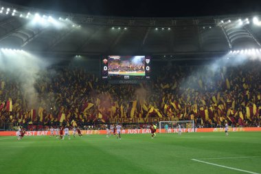 Roma, İtalya 6.03.2025: Uefa Avrupa Ligi 2024-2025, 16 raundunda Roma 'daki Olimpiyat Stadyumu' nda AS Romanlar Atletizm Kulübü Bilbao 'ya karşı oynanan futbol karşılaşması sırasında Roman taraftarların sarı ve kırmızı bayraklı koreografisi.