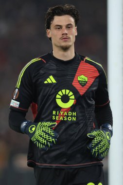 Roma, İtalya 6.03.2025: Uefa Avrupa Ligi 2024-2025, 16. Round, AS Romanlar Atletizm Kulübü Bilbao arasındaki futbol karşılaşması sırasında Roma 'nın Olimpiyat Stadyumu' nda görev yapan Roman Svilar takımı görülüyor.