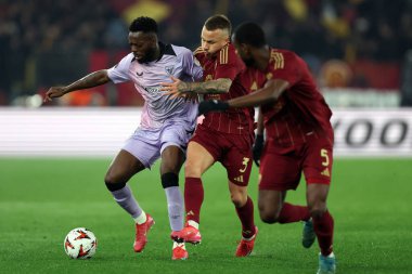 Roma, İtalya 6.03.2025: Bilbao 'dan Inaki Williams, Uefa Avrupa Ligi 2024-2025, 16. Round, AS Romanlar Atletizm Kulübü Bilbao' ya karşı Roma 'daki Olimpiyat Stadyumu' nda oynanan futbol karşılaşması sırasında görev yapan Roman Angelino..