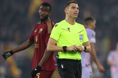 Roma, İtalya 6.03.2025: hakem Sandro Schrer Uefa Avrupa Ligi 2024-2025, 16. Round, AS Romanlar ve Athletic Club Bilbao arasında Roma Olimpiyat Stadyumu 'nda oynanan futbol karşılaşmasında görev aldı.