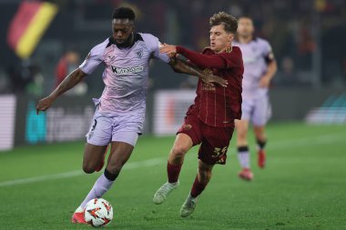 Roma, İtalya 6.03.2025: Bilbao 'dan Inaki Williams, Uefa Avrupa Ligi 2024-2025, 16' ncı turda Roma 'daki Olimpiyat Stadyumu' nda AS Romanlar Atletizm Kulübü Bilbao 'ya karşı oynanan futbol karşılaşması sırasında hareket halindeki Roman Tommaso Baldanzi..