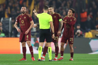 Roma, İtalya 6.03.2025: hakem Sandro Schrer Uefa Avrupa Ligi 2024-2025, 16. Round, AS Romanlar ve Athletic Club Bilbao arasında Roma Olimpiyat Stadyumu 'nda oynanan futbol karşılaşmasında görev aldı.