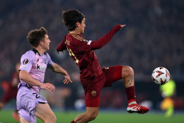 Roma, İtalya 6.03.2025: Bilbao 'dan Mikel Jauregizar, Romanlardan Paulo Dybala Uefa Avrupa Ligi 2024-2025, 16. Round, AS Roma' dan Athletic Club Bilbao 'ya karşı Roma Olimpiyat Stadyumu' nda oynanan futbol karşılaşması sırasında çatışmada görülüyor.