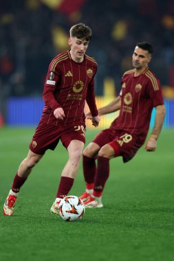 Roma, İtalya 6.03.2025: Romanlardan Alexis Saelemaekers, 2024-2025 Uefa Avrupa Ligi 'nde görev yapan Romanlardan Zeki Çelik, 16. Round, AS Romanlar Atletizm Kulübü Bilbao' ya karşı Roma Olimpiyat Stadyumu 'nda oynanan futbol karşılaşması.