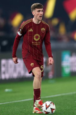 Roma, İtalya 6.03.2025: Roman Alexis Saelemaekers Uefa Avrupa Ligi 2024-2025, 16. Round, AS Roma-Atletizm Kulübü Bilbao arasındaki futbol karşılaşması sırasında Roma Olimpiyat Stadyumu 'nda görev yaparken görülüyor.