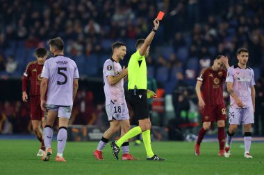 Roma, İtalya 6.03.2025: hakem Sandro Scharer, Bilbao 'lu Yeray Alvarez için Uefa Avrupa Ligi 2024-2025, Uefa Avrupa Ligi 16. Raund, AS Roma Roma Roma Atletizm Kulübü Bilbao arasındaki futbol karşılaşması sırasında oynanan kırmızı kart çıkardı.