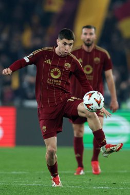 Roma, İtalya 6.03.2025: Uefa Avrupa Ligi 2024-2025, 16. Round, AS Roman Atletizm Kulübü Bilbao 'nun Roma' daki Olimpiyat Stadyumu 'nda oynadığı futbol karşılaşması sırasında faaliyet gösteren Romanların Matias Soul' u.