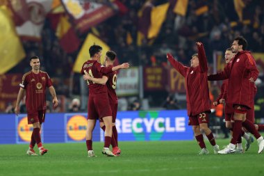 Roma, İtalya 6.03.2025: Roman oyuncular Uefa Avrupa Ligi 2024-2025, 16 'ncı tur, AS Romanlar ve Athletic Club Bilbao arasındaki futbol karşılaşmasının zaferini Roma' daki Olimpiyat Stadyumu 'nda kutladılar.