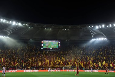 Roma, İtalya 6.03.2025: Uefa Avrupa Ligi 2024-2025, 16 raundunda Roma 'daki Olimpiyat Stadyumu' nda AS Romanlar Atletizm Kulübü Bilbao 'ya karşı oynanan futbol karşılaşması sırasında Roman taraftarların sarı ve kırmızı bayraklı koreografisi.