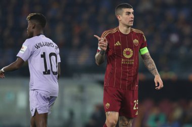 Roma, İtalya 6.03.2025: Bilbao 'dan Nico Williams, Romanlardan Gianluca Mancini Uefa Avrupa Ligi 2024-2025, 16 raundunda Roma' daki Olimpiyat Stadyumu 'nda AS Romanlar Atletizm Kulübü Bilbao' ya karşı oynanan futbol karşılaşması sırasında çatışmada görülüyor..