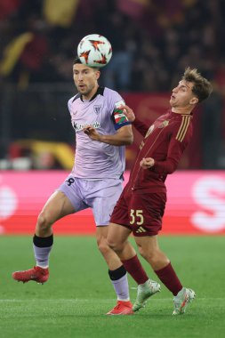 Roma, İtalya 6.03.2025: Bilbao 'dan Oscar de Marcos ve Roma' dan Tommaso Baldanzi Uefa Avrupa Ligi 2024-2025, 16 'ncı tur, AS Roma' dan Athletic Club Bilbao 'ya karşı Roma Olimpiyat Stadyumu' nda oynanan futbol karşılaşması sırasında çatışmada görülüyor..