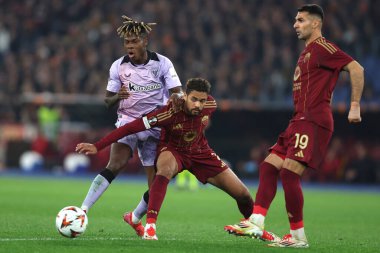 Roma, İtalya 6.03.2025: Bilbao 'dan Nico Williams, Roma' dan Devyne Rensch, Uefa Avrupa Ligi 2024-2025, Uefa Avrupa Ligi 16. Round, Roma 'daki Olimpiyat Stadyumu' nda AS Roman Atletizm Kulübü Bilbao arasındaki futbol karşılaşması sırasında faaliyet gösteren Roman Zeki Çelik.