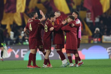 Roma, İtalya 6.03.2025: Roman oyuncular Uefa Avrupa Ligi 2024-2025, 16 'ncı tur, AS Romanlar ve Athletic Club Bilbao arasındaki futbol karşılaşmasının zaferini Roma' daki Olimpiyat Stadyumu 'nda kutladılar.
