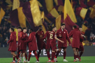 Roma, İtalya 6.03.2025: Roman oyuncular Uefa Avrupa Ligi 2024-2025, 16 'ncı tur, AS Romanlar ve Athletic Club Bilbao arasındaki futbol karşılaşmasının zaferini Roma' daki Olimpiyat Stadyumu 'nda kutladılar.
