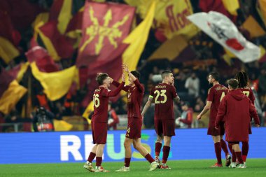 Roma, İtalya 6.03.2025: Romanlardan Alexis Saelemaekers ve Romanlardan Eldor Shomurodov, Uefa Avrupa Ligi 2024-2025, 16 'ncı turda AS Romanlar Atletizm Kulübü Bilbao' ya karşı Roma Olimpiyat Stadyumu 'nda oynanan karşılaşmada zaferi kutladılar..