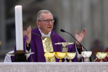 Vatikan Şehri, İtalya 08.03.2025: Kardinal Pietro Parolin, Kutsal Bakanlık Sekreteri Vatikan Bazilikası 'nda Yaşam Hareketi' nin Kutsal Ayinini kutlayacak.