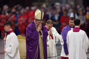 Vatikan Şehri, İtalya 08.03.2025: Kardinal Pietro Parolin, Kutsal Bakanlık Sekreteri Vatikan Bazilikası 'nda Yaşam Hareketi' nin Kutsal Ayinini kutlayacak.