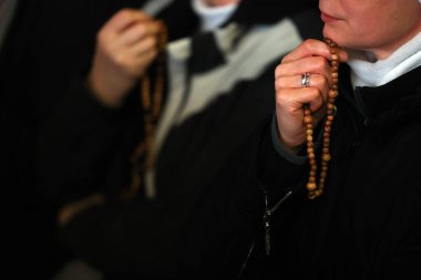 Vatikan Şehri, İtalya 08.03.2025: Rahibeler, Aziz Peter Meydanı 'nda Papa' nın sağlığı için yapılan tespih sırasında, Integral İnsani Gelişmeyi Destekleme Sözlüğü Başkanı Kardinal Michael Czerny ile birlikte, yüzlercesinin önünde namaz kılmaya başladılar.