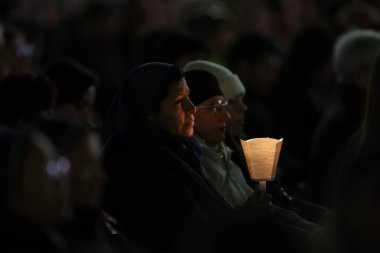 Vatikan Şehri, İtalya 08.03.2025: Rahibeler, Aziz Peter Meydanı 'nda Papa' nın sağlığı için yapılan tespih sırasında, Integral İnsani Gelişmeyi Destekleme Sözlüğü Başkanı Kardinal Michael Czerny ile birlikte, yüzlercesinin önünde namaz kılmaya başladılar.