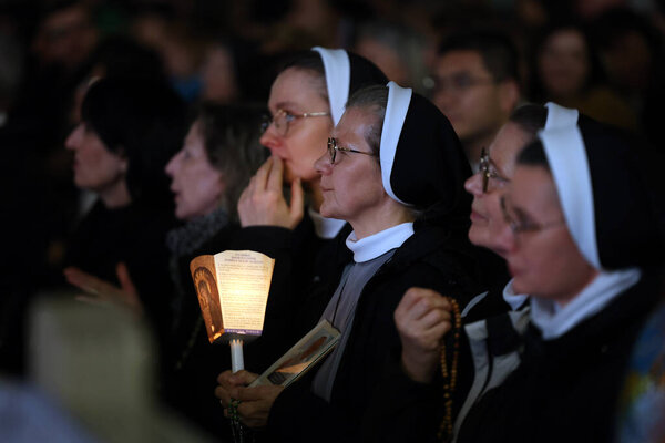 Ватикан, Италия 08.03.2025: монахини участвуют в молитве с кардиналом Михаилом Черным, префектом Дикастерии содействия комплексному человеческому развитию, во время Розария для здоровья Папы на площади Святого Петра, перед сотнями фа