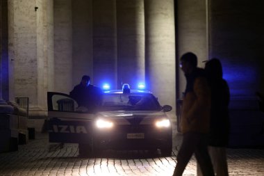 Vatikan Şehri, İtalya 09.03.2025: Aziz Petrus Meydanı 'nda Kardinal tarafından kutlanan Kutsal Tespih ayini sırasında polis arabası müminlerin güvenliğini gözetiyor.. 