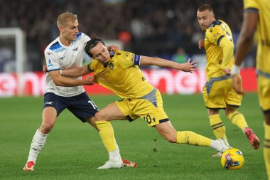 Roma, İtalya 10.03.2025: Lazio 'dan Gustav Isaksen, Udinese' li Florian Thauvin İtalyan futbol şampiyonası Serie A Enilive 2024-2025 karşılaşmasında Roma 'daki Stadio Olimpico' da SS Lazio 'ya karşı Udinese Calcio