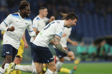 Roma, İtalya 10.03.2025: Lazio 'lu Alessio Romagnoli golü attı ve İtalya futbol şampiyonası Serie A Enilive 2024-2025 karşılaşmasında Roma' daki Stadio Olimpico 'da SS Lazio' ya karşı Udinese Calcio maçında takımla birlikte kutladı.