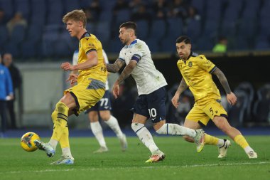 Roma, İtalya 10.03.2025: Udinese 'li Thoma Kristensen, Lazio' lu Mattia Zaccagni, Udinese 'li Martin Payero İtalya futbol şampiyonası sırasında görev başında görülen Serie A Enilive 2024-2025 karşılaşmasında SS Lazio, Roma' daki Stadio Olimpico 'da Udinese Calcio' ya karşı.