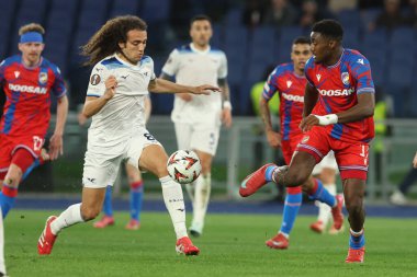 Roma, İtalya 13.03.2025: Lazio 'dan Matteo Guendouzi, Viktoria' dan Rafiu Durosinmi Uefa Avrupa Ligi 2024-2025, tur 16, Roma 'daki Olimpiyat Stadyumu' nda SS Lazio 'ya karşı Viktoria Plzen karşılaşması.