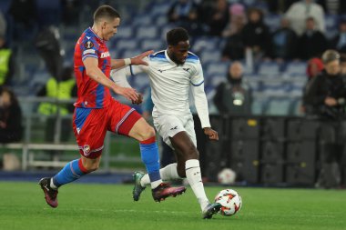 Roma, İtalya 13.03.2025: Markoviç, Lazio 'lu Boulaye Dia 2024-2025 Uefa Avrupa Ligi, 16. tur karşılaşmasında Roma' daki Olimpiyat Stadyumu 'nda SS Lazio ile Viktoria Plzen arasındaki maçta görülüyor..
