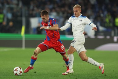 Roma, İtalya 13.03.2025: Viktorya 'dan Amar Memiç, Lazio' dan Gustav Isaksen Uefa Avrupa Ligi 2024-2025, 16. tur karşılaşmasında Roma 'daki Olimpiyat Stadyumu' nda SS Lazio 'ya karşı Viktoria Plzen arasındaki maçta görüldü..