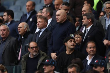 Roma, İtalya - 15.03.2025: İtalya Bakanı Francesco Loollobrigida ve Guido Crosetto İtalya ile İrlanda arasında Olimpiyat Stadyumu 'nda oynanan M6N Guinness Altı Milletler 2025 karşılaşması öncesinde kürsüye çıktılar.