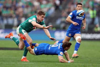 Roma, İtalya - 15.03.2025: İrlandalı Jack Crowley, İtalyan Martin Page-Relo M6N Guinness Altı Milletler 2025 Olimpiyat Stadyumu 'nda oynanan karşılaşmada görülüyor.