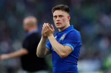 Roma, İtalya - 15.03.2025: İtalyan Stephen Varney M6N Guinness Altı Milletler 2025 Olimpiyat Stadyumu 'nda oynanan karşılaşma sonunda taraftarları karşılıyor.