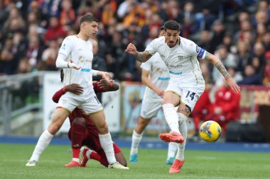 Roma, İtalya 16.03.2025: Cagliari 'den Matteo Prati, Roma' dan Manu Kone, İtalya futbol şampiyonası sırasında Cagliari 'den Alessandro Deiola Serie A Enilive 2024-2025 Roma' dan AS Cagliari Calcio 'ya karşı Roma' da oynanan OLYMPIC STADIUM karşılaşmasında
