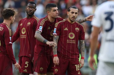 Roma, İtalya 16.03.2025: Roma 'dan Gianluca Mancini, İtalya futbol şampiyonası sırasında Roma' dan Leandro Paredes Serie A Enilive 2024-2025 Roma-Cagliari Calcio maçında Roma 'da OLYMPIC STADIUM