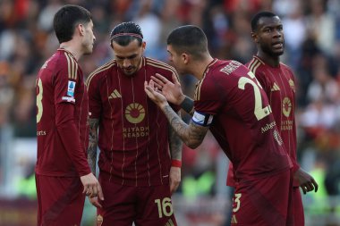 Roma, İtalya 16.03.2025: Roma 'dan Gianluca Mancini, İtalya futbol şampiyonası sırasında Roma' dan Leandro Paredes Serie A Enilive 2024-2025 Roma-Cagliari Calcio maçında Roma 'da OLYMPIC STADIUM