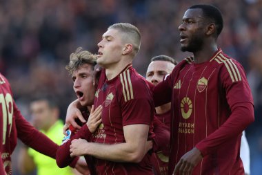 Roma, İtalya 16.03.2025: Roma 'dan Artem Dovbyk golü attı ve İtalya futbol şampiyonası Serie A Enilive 2024-2025 maçında Roma' daki OLYMPIC STADIUM 'da AS Roman-Cagliari Calcio maçında takımla birlikte kutladı.