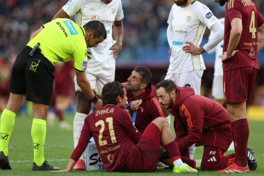 Roma, İtalya 16.03.2025: İtalyan futbolcu Paulo Dybala İtalya Futbol Şampiyonası Serie A Enilive 2024-2025 maçında Roma 'da oynanan OLYMPIC STADIUM karşılaşmasında yaralandı