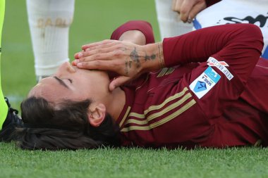 Roma, İtalya 16.03.2025: İtalyan futbolcu Paulo Dybala İtalya Futbol Şampiyonası Serie A Enilive 2024-2025 maçında Roma 'da oynanan OLYMPIC STADIUM karşılaşmasında yaralandı
