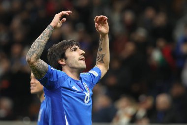 Milan, İtalya 20.03.2025: İtalyan Sandro Tonali golü attı ve Uefa Milletler Ligi 2025, çeyrek final, İtalya ile Almanya arasındaki futbol maçı Milano 'daki Giuseppe Meazza Stadyumu' nda kutladı..