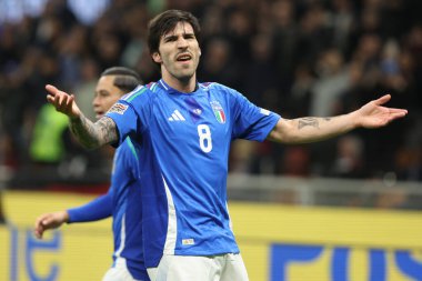 Milan, İtalya 20.03.2025: İtalyan Sandro Tonali golü attı ve Uefa Milletler Ligi 2025, çeyrek final, İtalya ile Almanya arasındaki futbol maçı Milano 'daki Giuseppe Meazza Stadyumu' nda kutladı..