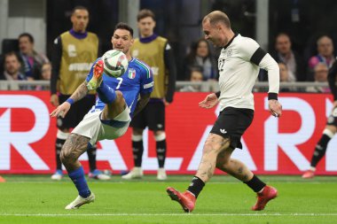Milan, İtalya 20.03.2025: İtalya 'dan Matteo Politano, Almanya' dan David Raum Uefa Milletler Ligi 2025, çeyrek final, Almanya ile Almanya arasında Milan 'daki Giuseppe Meazza Stadyumu' nda oynanan futbol maçında görülüyor..