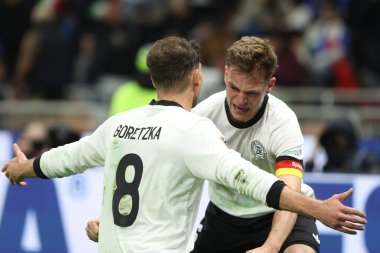 Milan, İtalya 20.03.2025: Alman Leon Goretzka golü attı ve Uefa Milletler Ligi 2025, çeyrek final, İtalya ile Almanya arasında Milan 'daki Giuseppe Meazza stadyumunda oynanan futbol maçı sırasında Alman Joshua Kimmich ile birlikte kutladı..