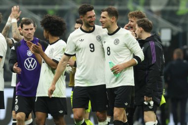 Milan, İtalya 20.03.2025: Alman oyuncular Uefa Uluslar Ligi 2025, çeyrek final, İtalya ile Almanya arasındaki futbol maçı Milano 'daki Giuseppe Meazza Stadyumu' nda 1-2 'lik galibiyeti kutluyorlar..