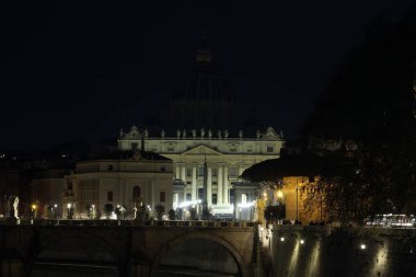 Roma, İtalya 22.03.2025: St. Peter Bazilikası 'nın ışıkları 22 Mart' ta Dünya Saati 'nde bir saatliğine kapatılacak.