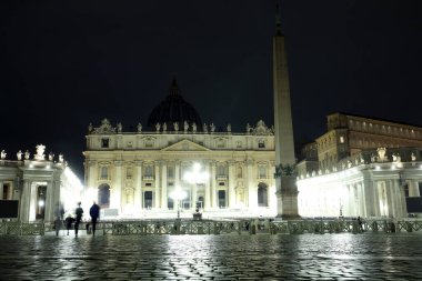 Roma, İtalya 22.03.2025: St. Peter Bazilikası 'nın ışıkları 22 Mart' ta Dünya Saati 'nde bir saatliğine kapatılacak.